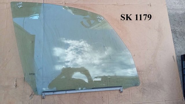 Стекло пассажирской двери 8453180J00 SUZUKI
