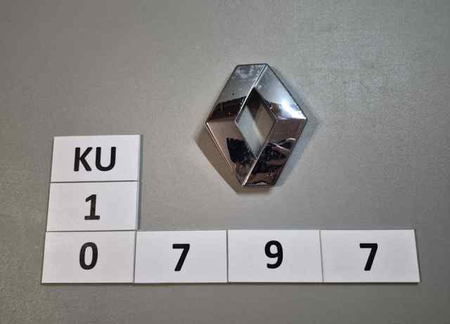 Фирменный значек на багажник 908890016R RENAULT