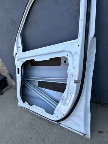 Пассажирская передняя дверь A1667200205 MERCEDES