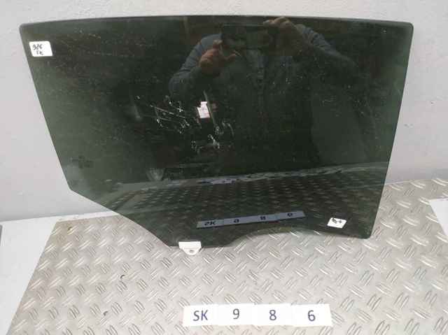 Стекло задней двери, правой BHN972510 MAZDA