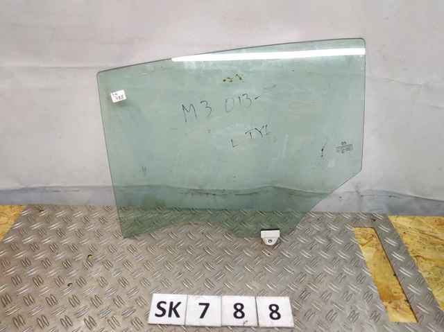 Стекло задней двери, левой BHN973510 MAZDA