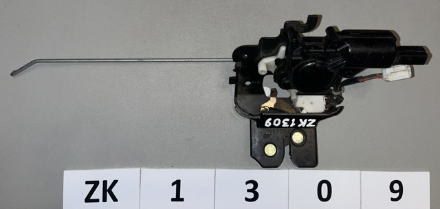 Замок задней двери BN8V56820 MAZDA