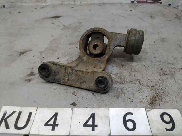 Кронштейн/траверса заднего редуктора, правая EG252868XA MAZDA