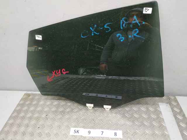 Стекло задней правой двери KB8C72510 MAZDA