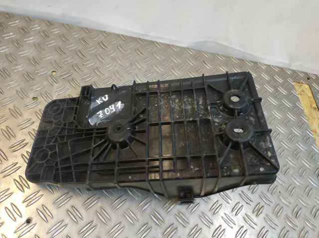 MAZDA TK7856040 Крепление (подставка) аккумулятора (АКБ) в наличии Сумы