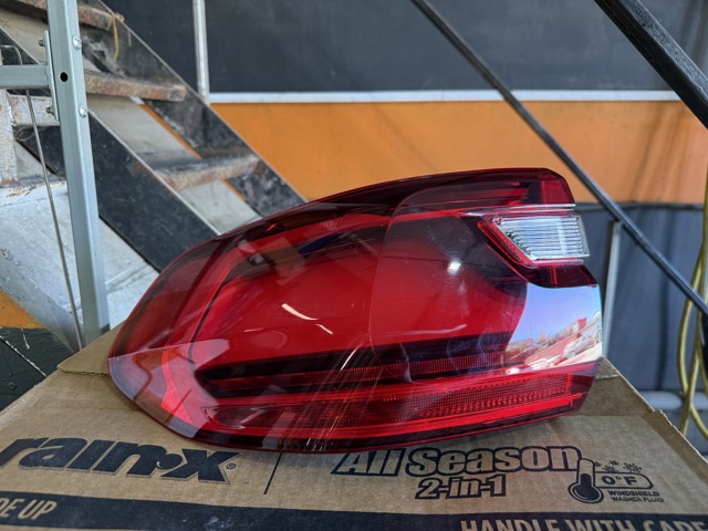Фара задняя правая внешняя 63215A164A6 BMW