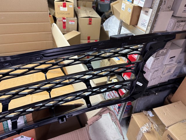 LR023231 LAND ROVER Решетка радиатора купить в Черновцы
