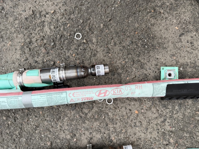 Шторка боковая правая 80420J9500 HYUNDAI