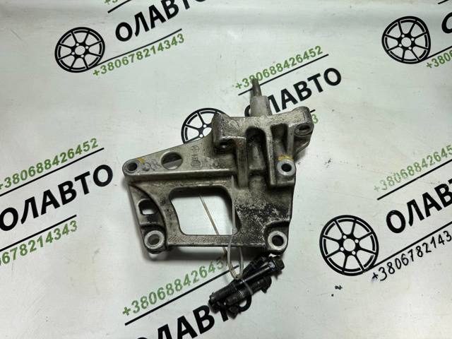 Кронштейн подушки (опоры) двигателя, правой 11231AU400 NISSAN