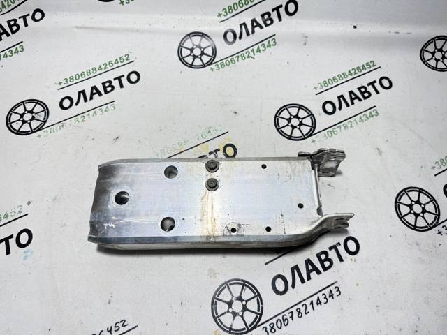 Кронштейн усилителя переднего бампера 51117266192 BMW