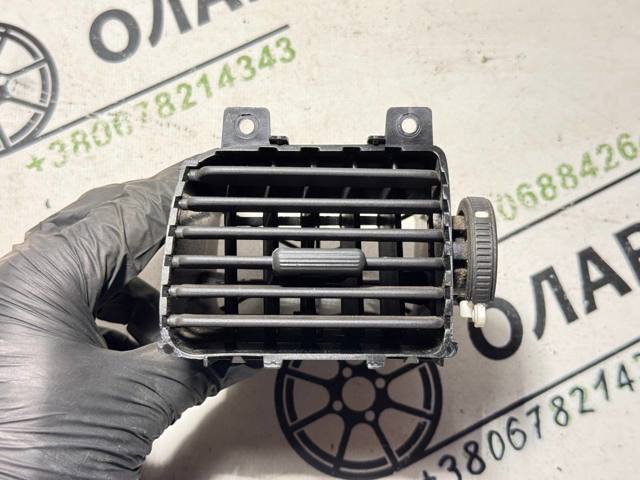 Решетка вентиляции салона на "торпедо" 68750BM400 NISSAN