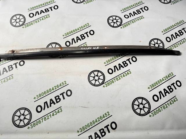 Защитная накладка переднего стекла правая 727600N000 NISSAN
