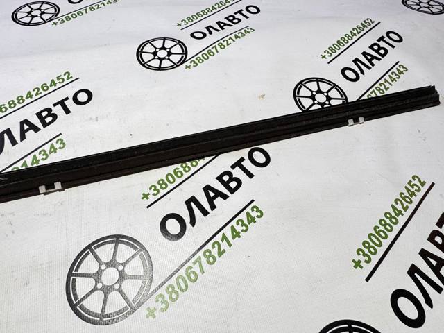 Молдинг опускного стекла двери передней, левой 80821AV600 NISSAN