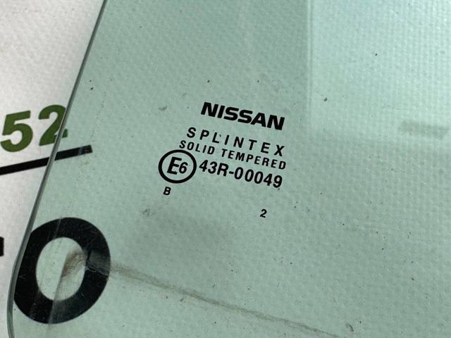 Стекло задней правой двери 82300AV600 NISSAN