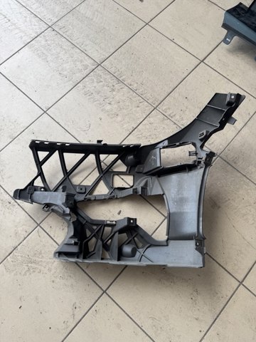 Кронштейн бампера переднего, правый 51117422248 BMW