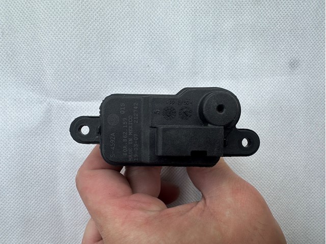 Мотор-привод открытия лючка бака 80A862159 VAG