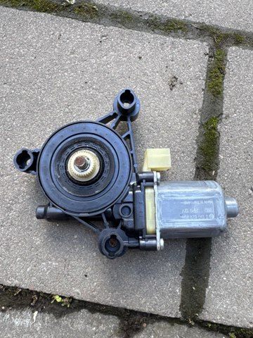 Мотор стеклоподъемника двери передней, правой 8W0959802 VAG