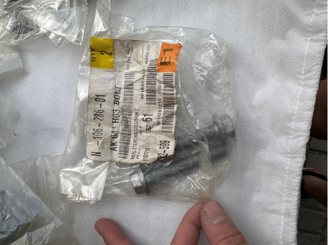 Болт крепления заднего нижнего рычага, наружный N10628601 VAG