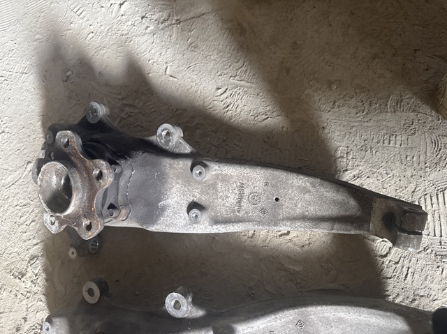 Цапфа поворотного кулака 31206884386 BMW
