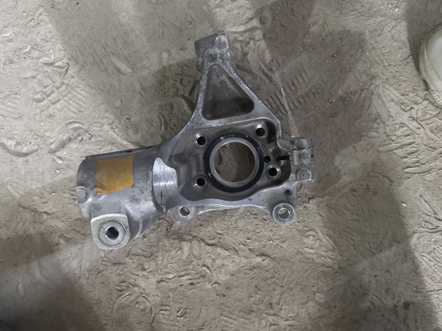 Цапфа поворотного кулака 31681838 VOLVO