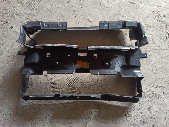 Воздуховод радиатора 51745A35890 BMW