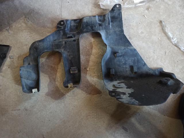 Защитный кожух рулевого механизма 51757347022 BMW
