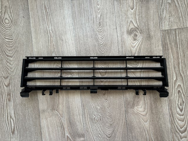 BMW 51117385267 Решетка бампера переднего центральная в наличии Кривой Рог