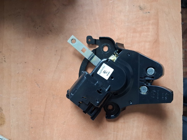 Замок крышки багажника GJR956820 MAZDA