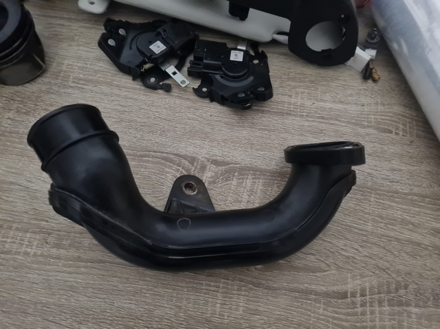 Патрубок интеркуллера SH0113332 MAZDA