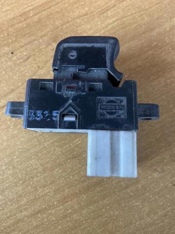 Кнопка подъемника задних стёкол 25411AX600 NISSAN