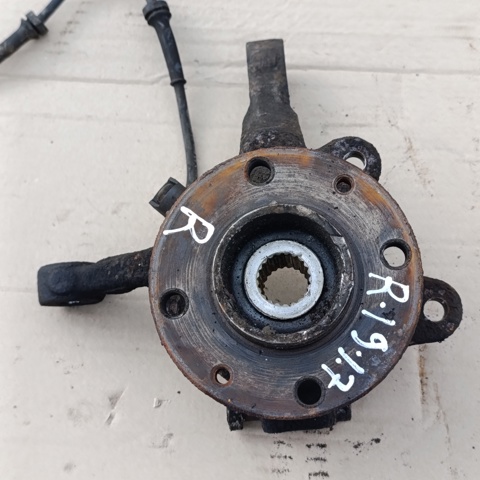 Кулак поворотный передний правый 7700827248 RENAULT