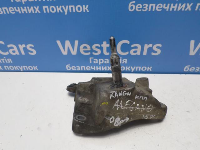 Кронштейн подушки (опоры) двигателя, левой 8200277203 Renault (RVI)