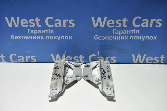 Правая петля капота  LR001562 LAND ROVER