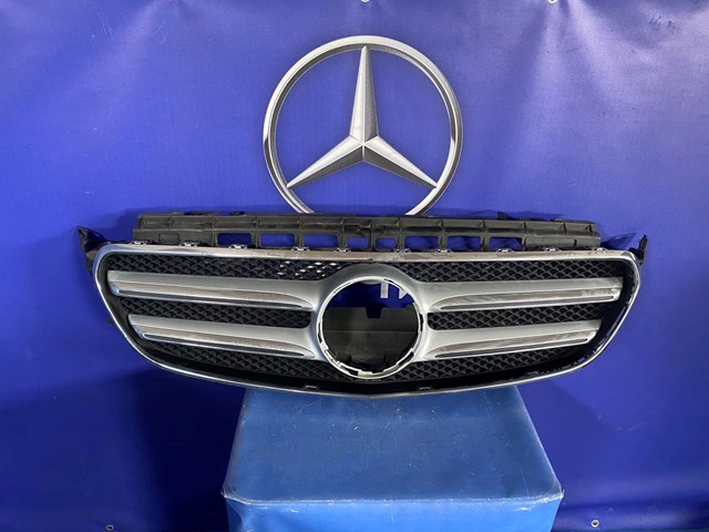 Облицовка радиатора Mercedes E