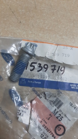 Болт крепления ступицы 1539719 FORD