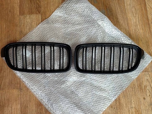 Решетка радиатора правая 51137260498 BMW