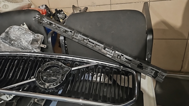 VOLVO 32216384 Кронштейн наружной накладки порога левой в наличии Черкассы