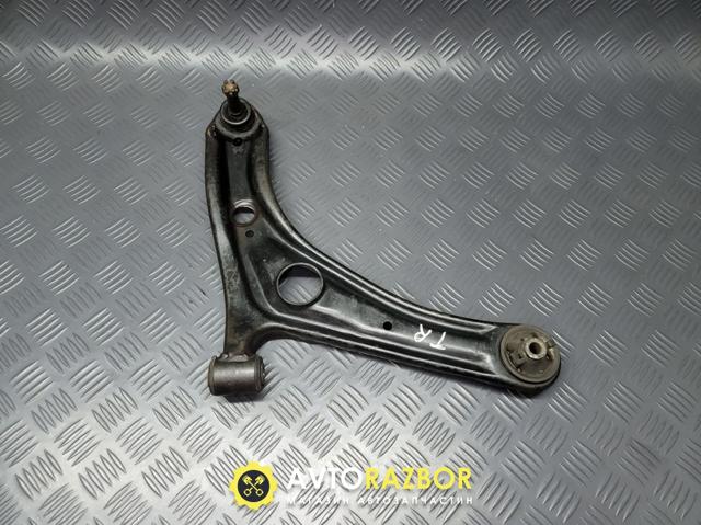 Нижний правый рычаг передней подвески Toyota Yaris