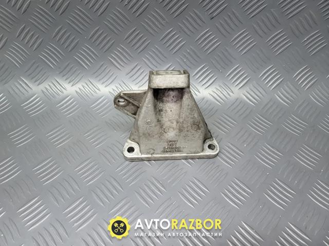 Кронштейн подушки (опоры) двигателя, правой 4B0199308 VAG