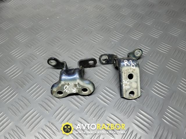 Петля задней правой двери 687500F010 TOYOTA