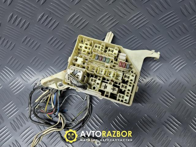 Корпус блока предохранителей 8266352010 TOYOTA