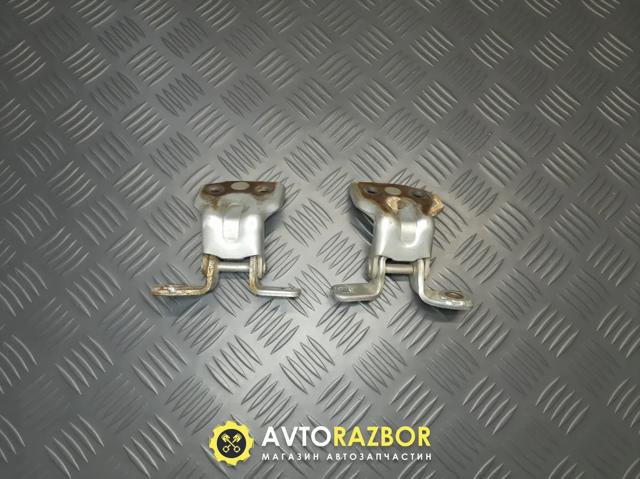 MAZDA B01A72210B Петля двери задней правой в наличии Полтава