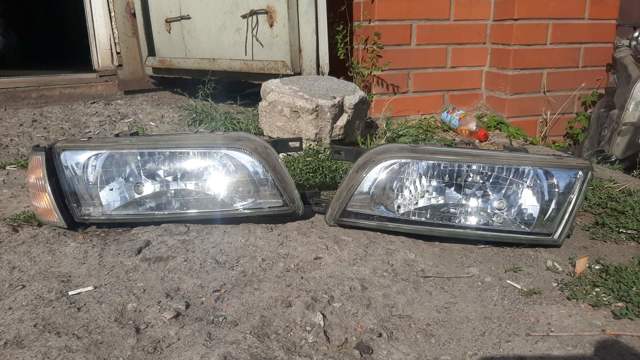Основная фара - вставка 260101N726 NISSAN