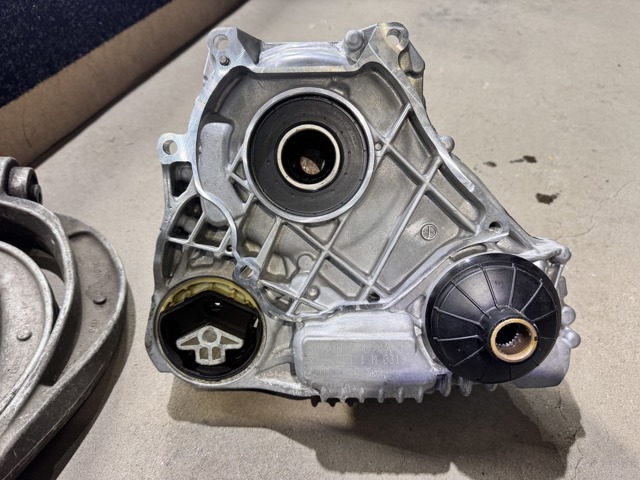 Коробка раздаточная в сборе 27107889033 BMW