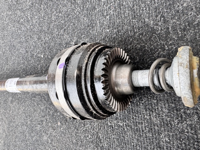 Полуось задняя, правая 33208679940 BMW
