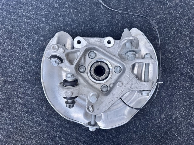 33306871028 BMW Цапфа задняя правая купить в Украина