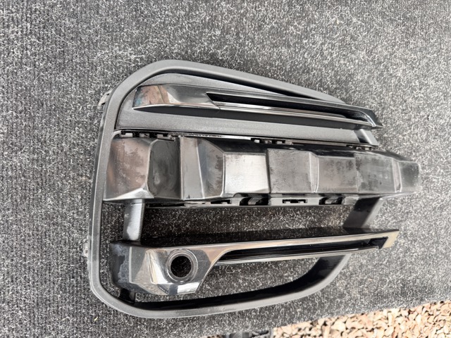 Заглушка ПТФ бампера переднего правая 51117399904 BMW
