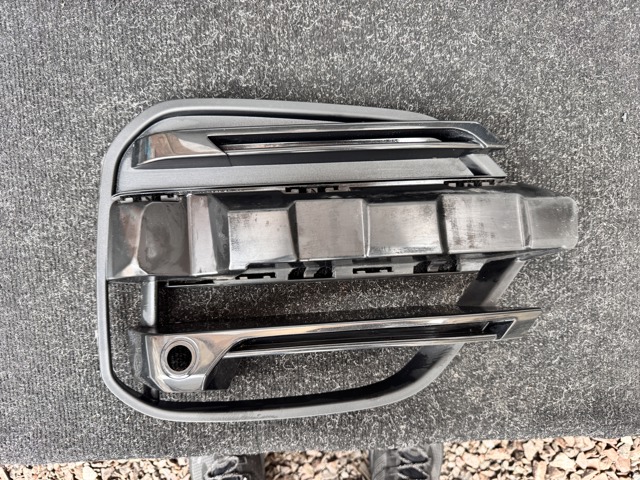 BMW 51117399904 Заглушка (решетка) противотуманных фар бампера переднего правая в наличии Каменское