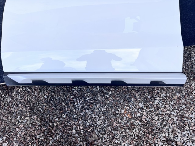 Молдинг двери передней правой нижний 51138499210 BMW
