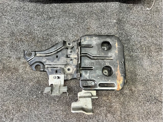 Подставка аккумулятора (АКБ) 648601KE5B NISSAN